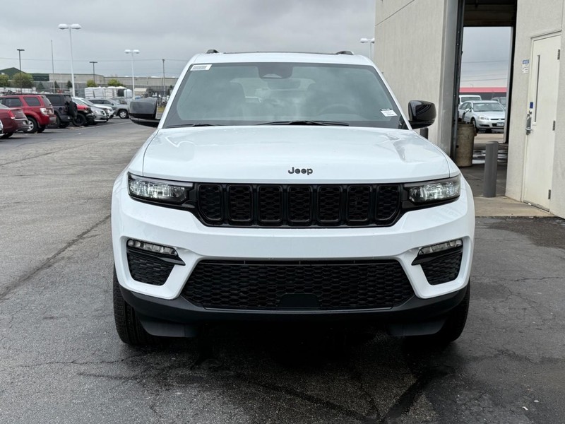 Jeep Grand Cherokee Vehicle Full-screen Gallery Image 3