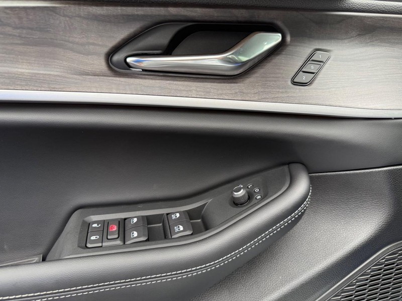 Jeep Grand Cherokee Vehicle Full-screen Gallery Image 4