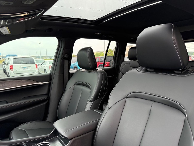 Jeep Grand Cherokee Vehicle Full-screen Gallery Image 5