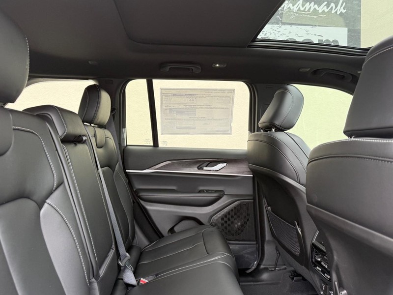 Jeep Grand Cherokee Vehicle Full-screen Gallery Image 11