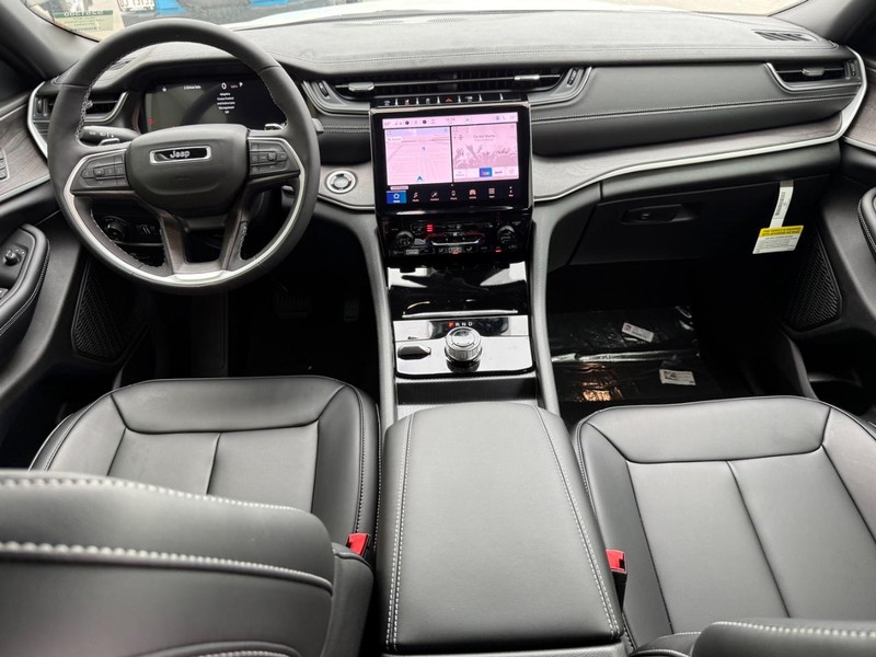 Jeep Grand Cherokee Vehicle Full-screen Gallery Image 13