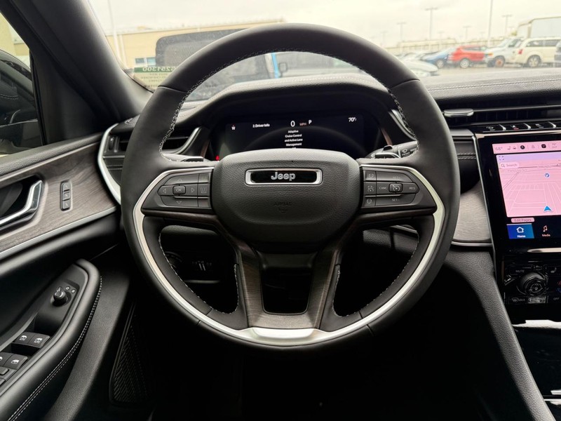 Jeep Grand Cherokee Vehicle Full-screen Gallery Image 14