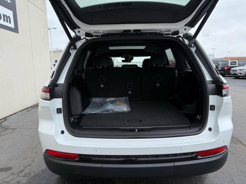 Jeep Grand Cherokee Vehicle Full-screen Gallery Image 16