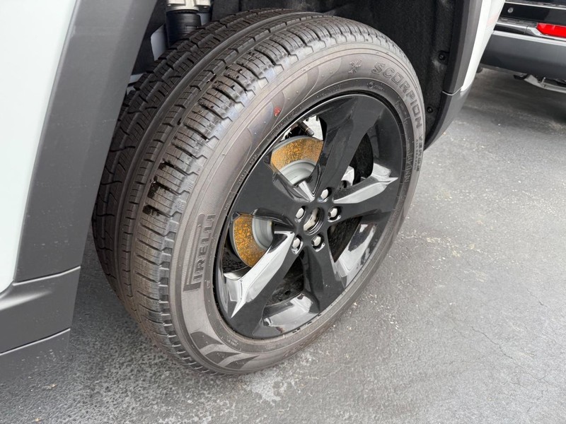 Jeep Grand Cherokee Vehicle Full-screen Gallery Image 17