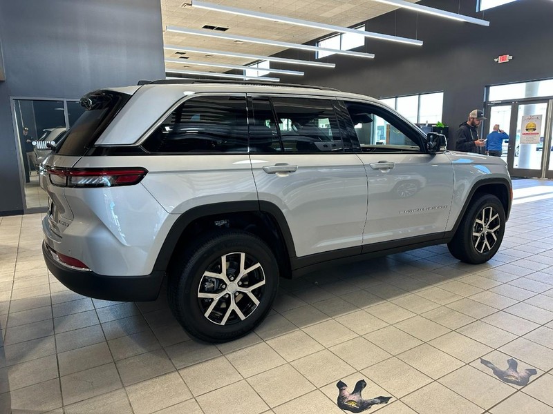 Jeep Grand Cherokee Vehicle Full-screen Gallery Image 2