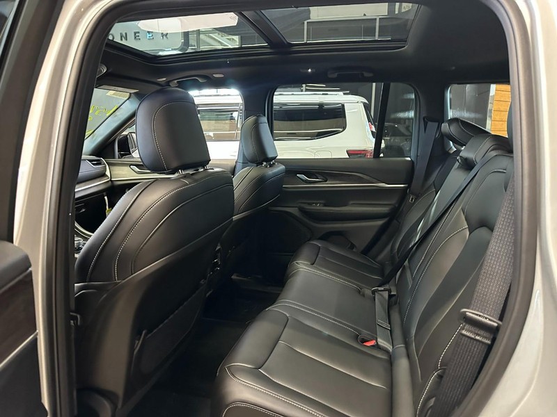 Jeep Grand Cherokee Vehicle Full-screen Gallery Image 4