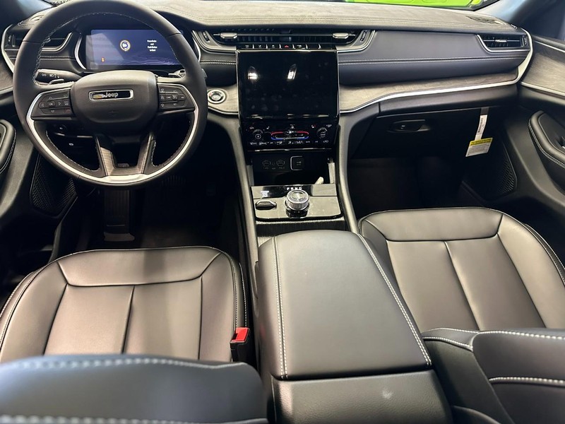 Jeep Grand Cherokee Vehicle Full-screen Gallery Image 6