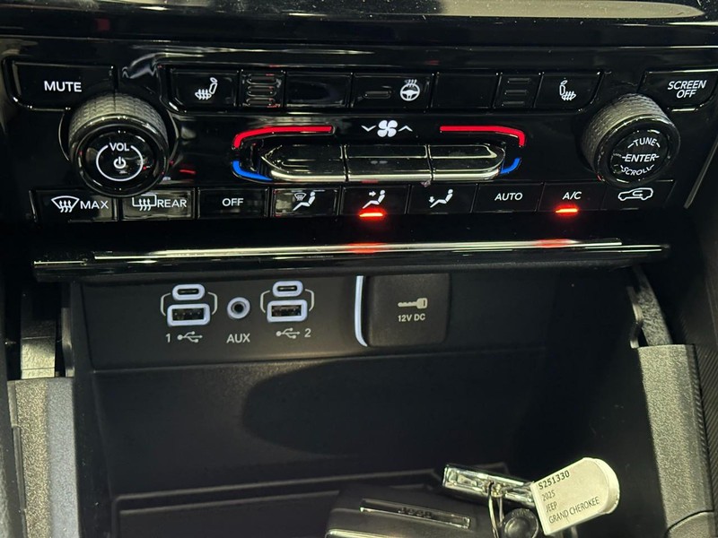 Jeep Grand Cherokee Vehicle Full-screen Gallery Image 15