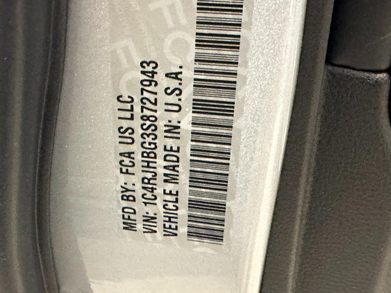 Jeep Grand Cherokee Vehicle Full-screen Gallery Image 18