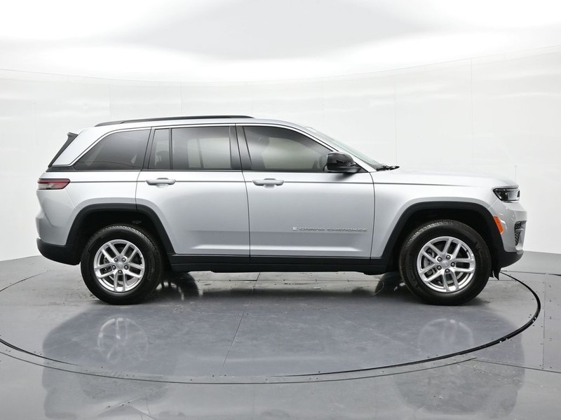 Jeep Grand Cherokee Vehicle Full-screen Gallery Image 4