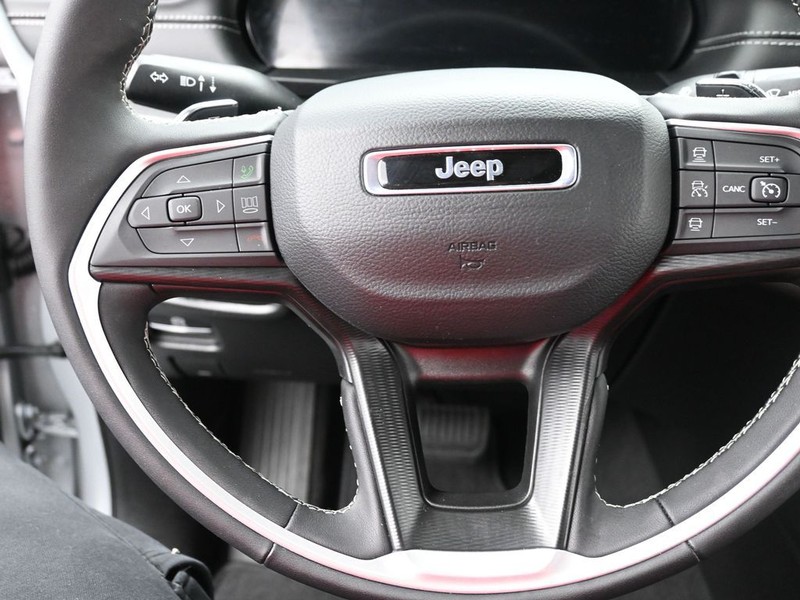 Jeep Grand Cherokee Vehicle Full-screen Gallery Image 9