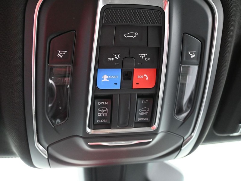 Jeep Grand Cherokee Vehicle Full-screen Gallery Image 11