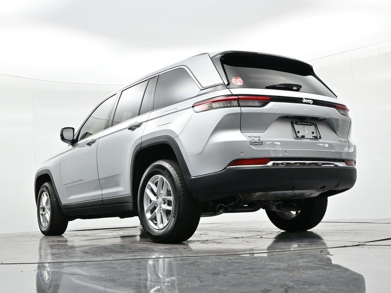 Jeep Grand Cherokee Vehicle Full-screen Gallery Image 17