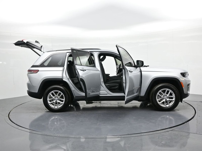 Jeep Grand Cherokee Vehicle Full-screen Gallery Image 21