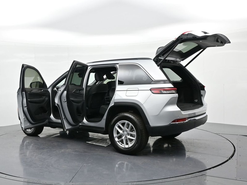 Jeep Grand Cherokee Vehicle Full-screen Gallery Image 22