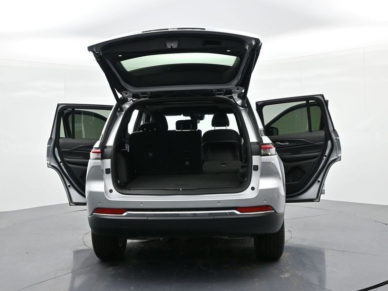 Jeep Grand Cherokee Vehicle Full-screen Gallery Image 24