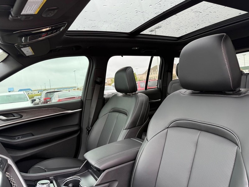 Jeep Grand Cherokee Vehicle Full-screen Gallery Image 5