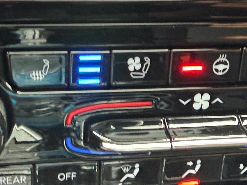 Jeep Grand Cherokee Vehicle Full-screen Gallery Image 9