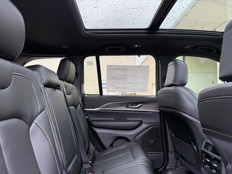 Jeep Grand Cherokee Vehicle Full-screen Gallery Image 11