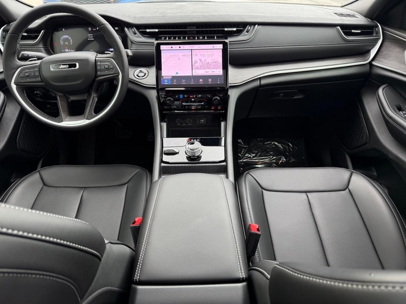 Jeep Grand Cherokee Vehicle Full-screen Gallery Image 12