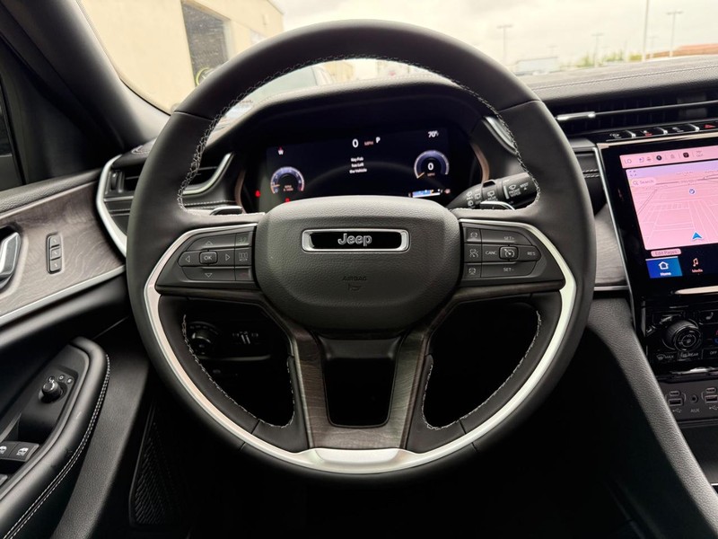 Jeep Grand Cherokee Vehicle Full-screen Gallery Image 13