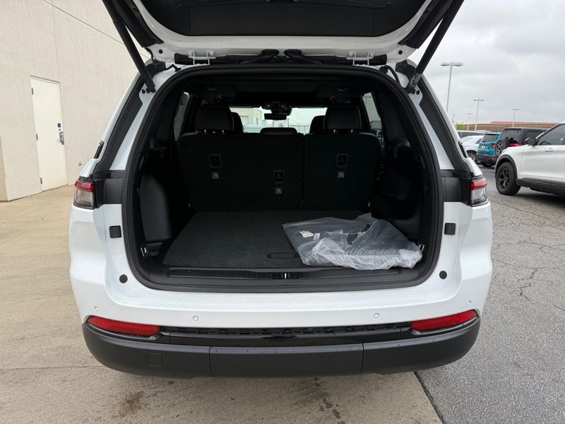 Jeep Grand Cherokee Vehicle Full-screen Gallery Image 15