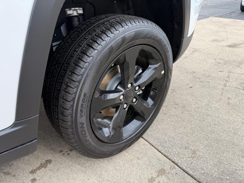 Jeep Grand Cherokee Vehicle Full-screen Gallery Image 16