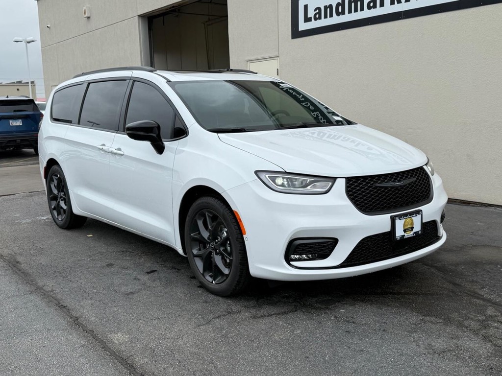 Chrysler Pacifica Vehicle Full-screen Gallery Image 2