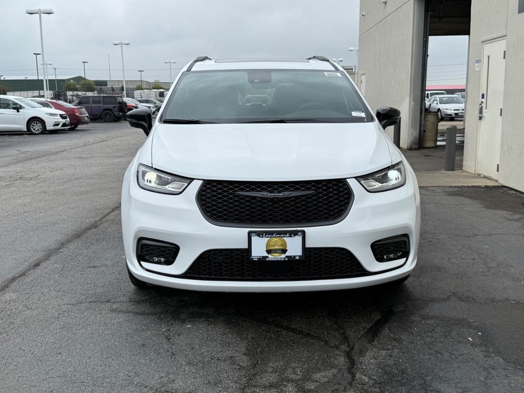 Chrysler Pacifica Vehicle Full-screen Gallery Image 3