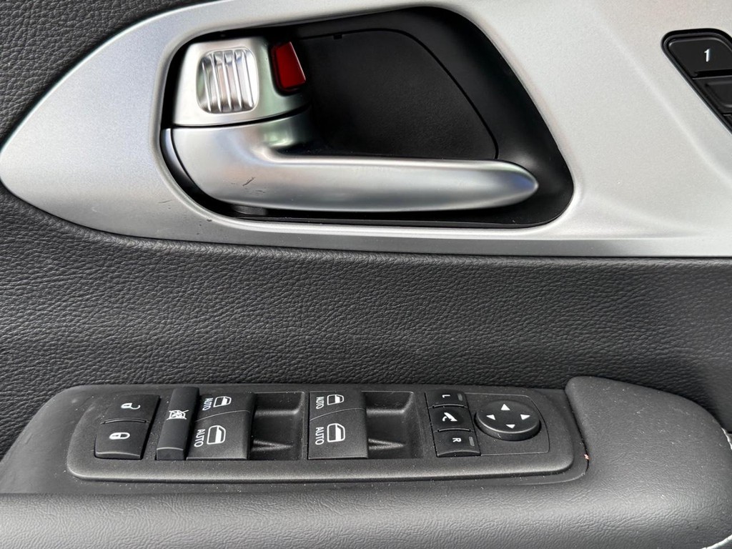 Chrysler Pacifica Vehicle Full-screen Gallery Image 4