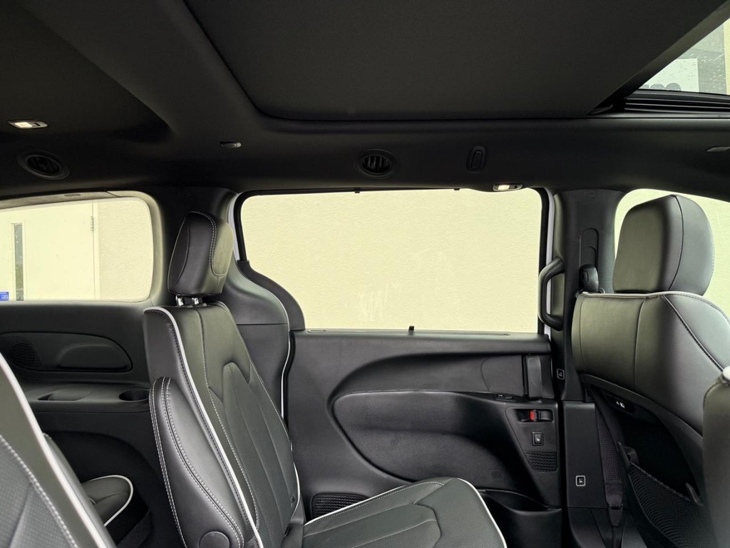 Chrysler Pacifica Vehicle Full-screen Gallery Image 11