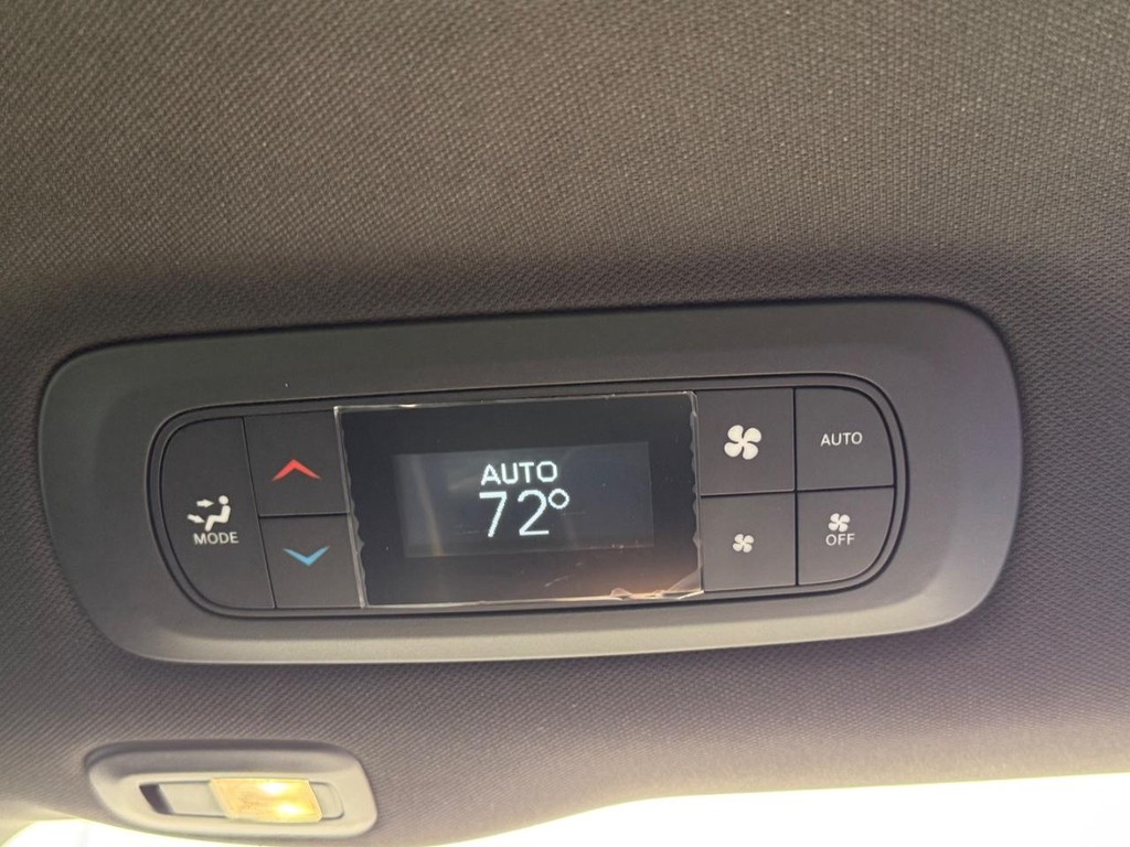 Chrysler Pacifica Vehicle Full-screen Gallery Image 13