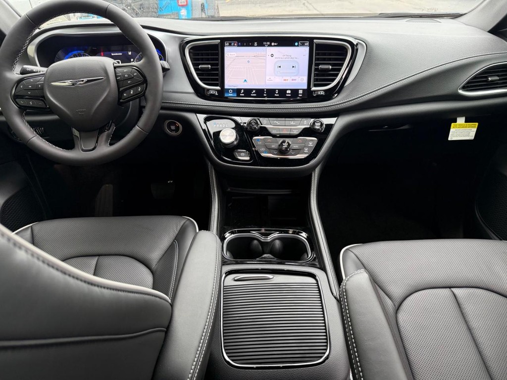 Chrysler Pacifica Vehicle Full-screen Gallery Image 15