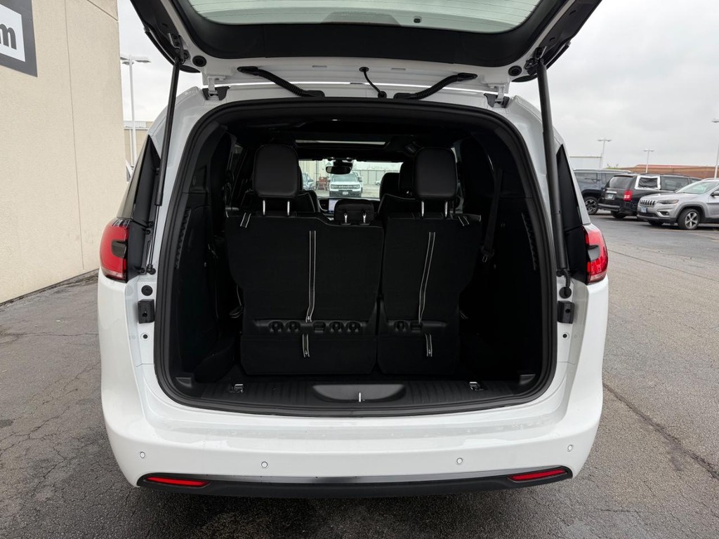 Chrysler Pacifica Vehicle Full-screen Gallery Image 18