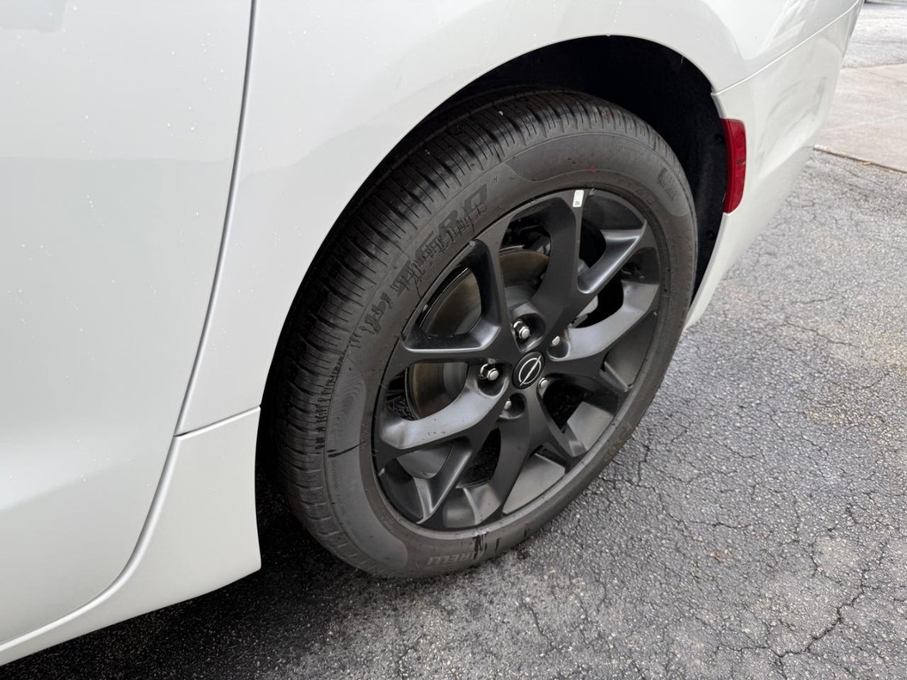 Chrysler Pacifica Vehicle Full-screen Gallery Image 19