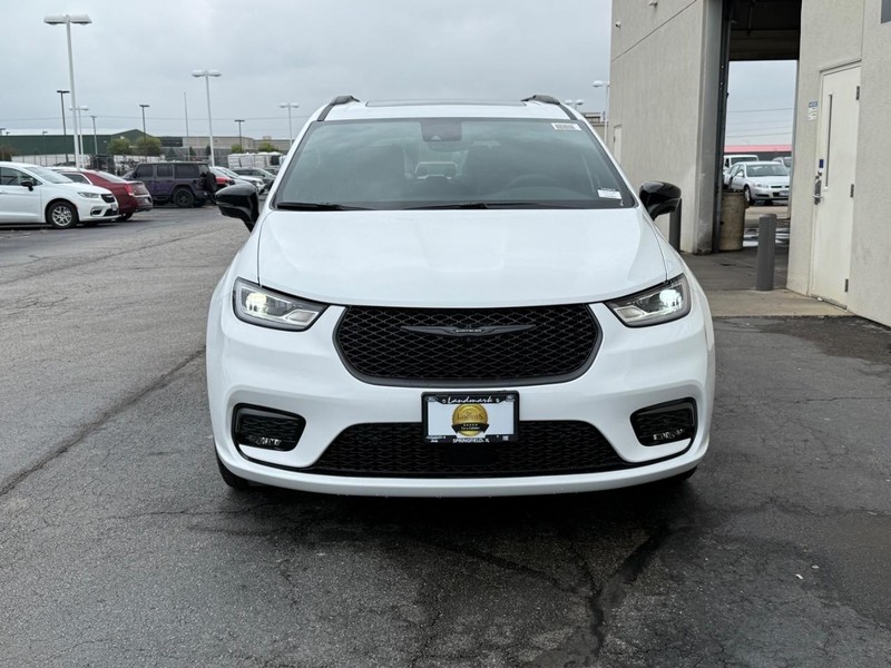 Chrysler Pacifica Vehicle Full-screen Gallery Image 3