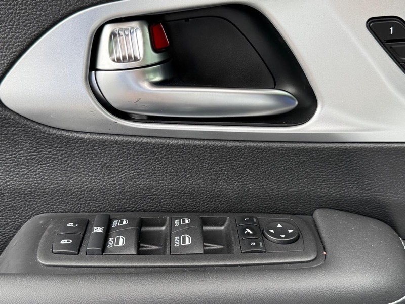 Chrysler Pacifica Vehicle Full-screen Gallery Image 4