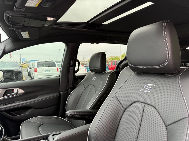 Chrysler Pacifica Vehicle Full-screen Gallery Image 5