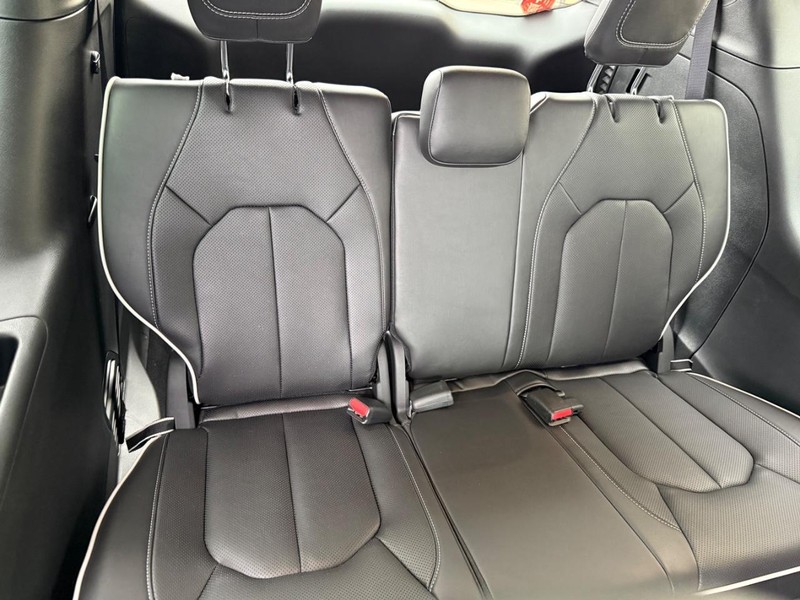 Chrysler Pacifica Vehicle Full-screen Gallery Image 14