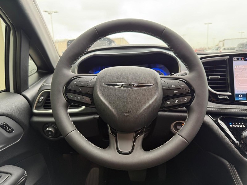 Chrysler Pacifica Vehicle Full-screen Gallery Image 16