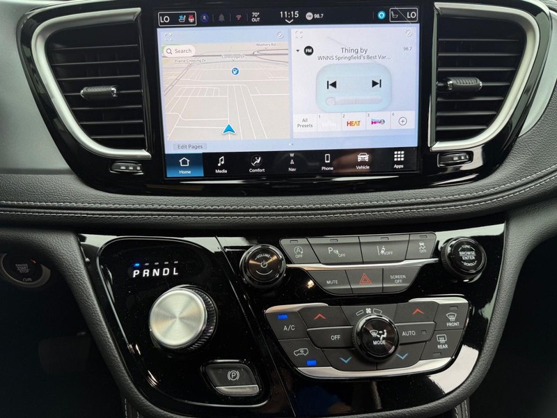 Chrysler Pacifica Vehicle Full-screen Gallery Image 17