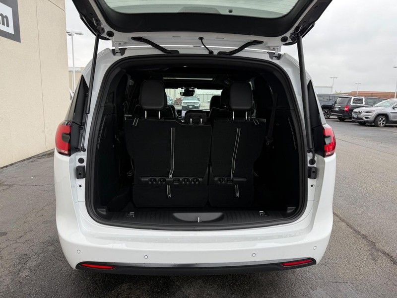 Chrysler Pacifica Vehicle Full-screen Gallery Image 18