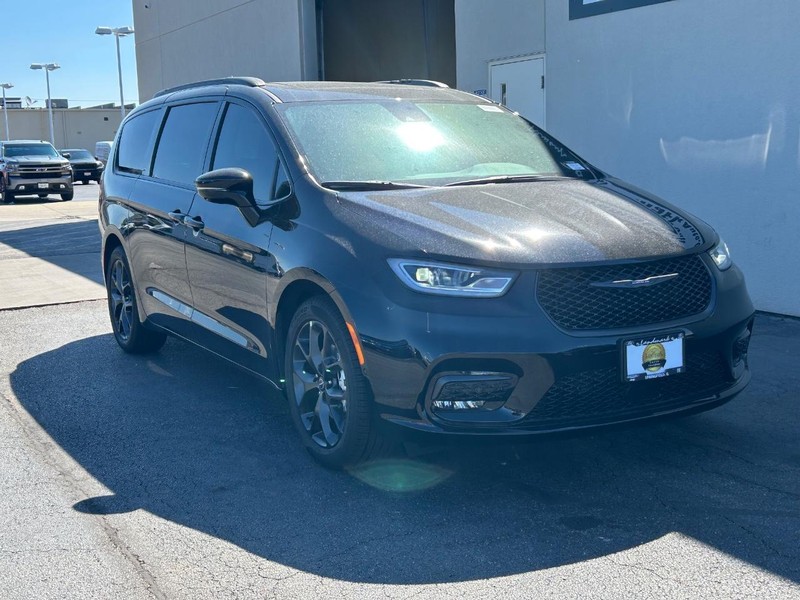 Chrysler Pacifica Vehicle Full-screen Gallery Image 2