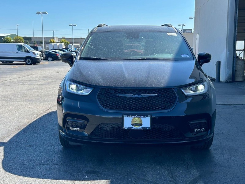 Chrysler Pacifica Vehicle Full-screen Gallery Image 3