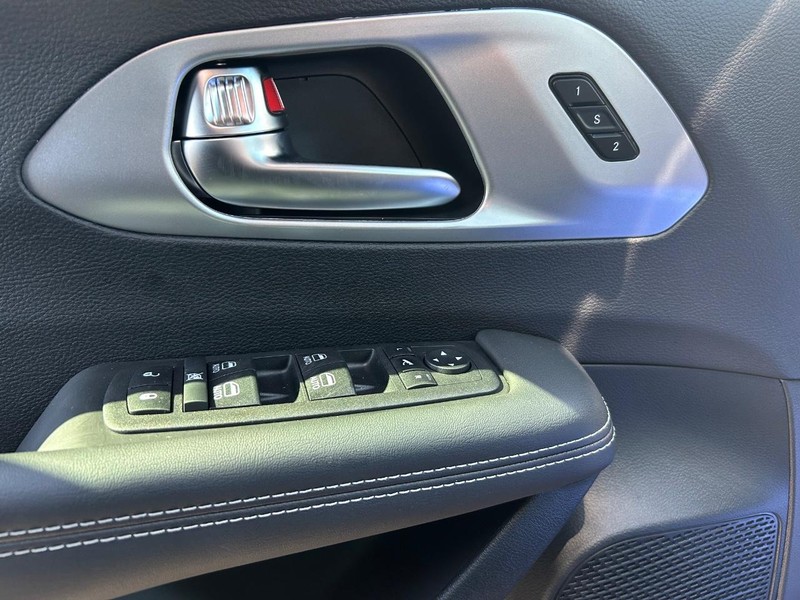 Chrysler Pacifica Vehicle Full-screen Gallery Image 4