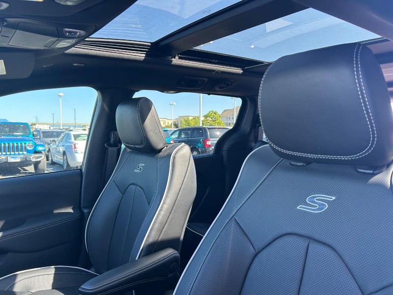 Chrysler Pacifica Vehicle Full-screen Gallery Image 5