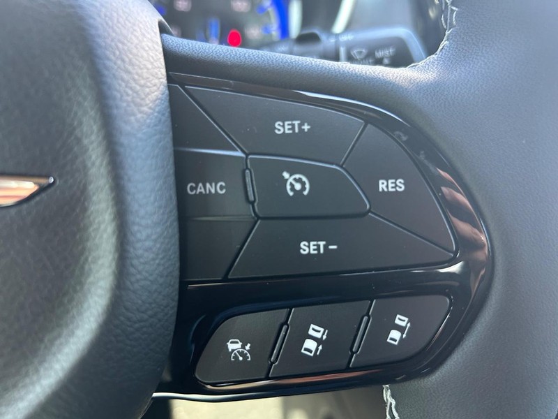 Chrysler Pacifica Vehicle Full-screen Gallery Image 7