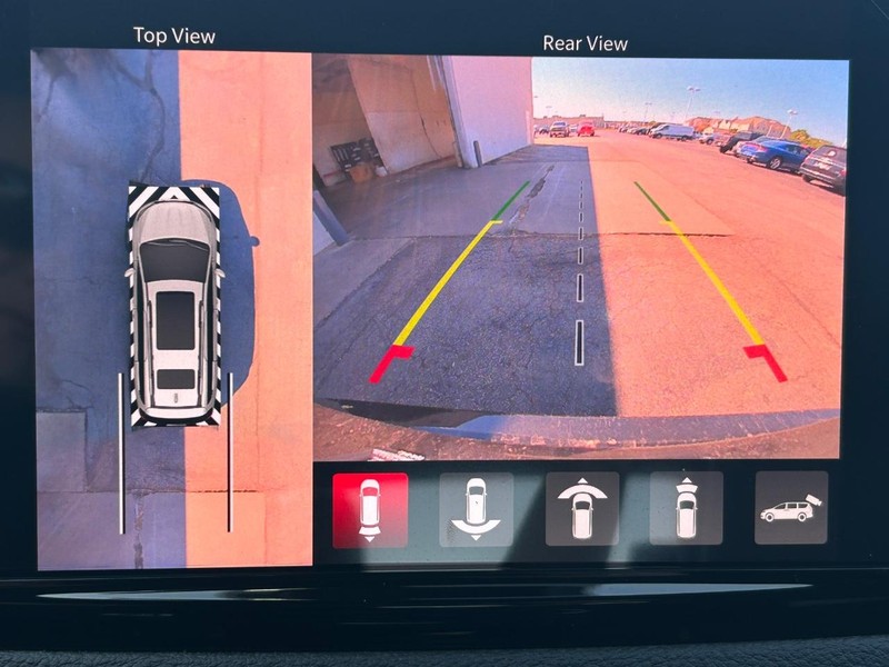 Chrysler Pacifica Vehicle Full-screen Gallery Image 8