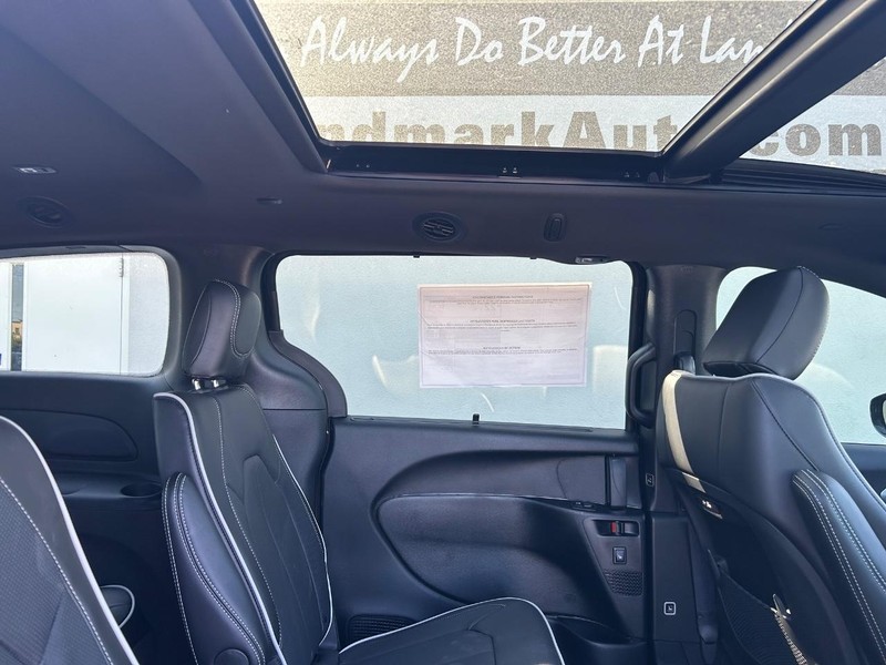 Chrysler Pacifica Vehicle Full-screen Gallery Image 11