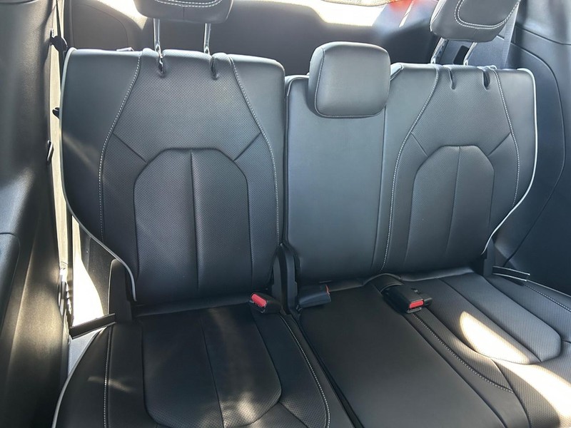 Chrysler Pacifica Vehicle Full-screen Gallery Image 13